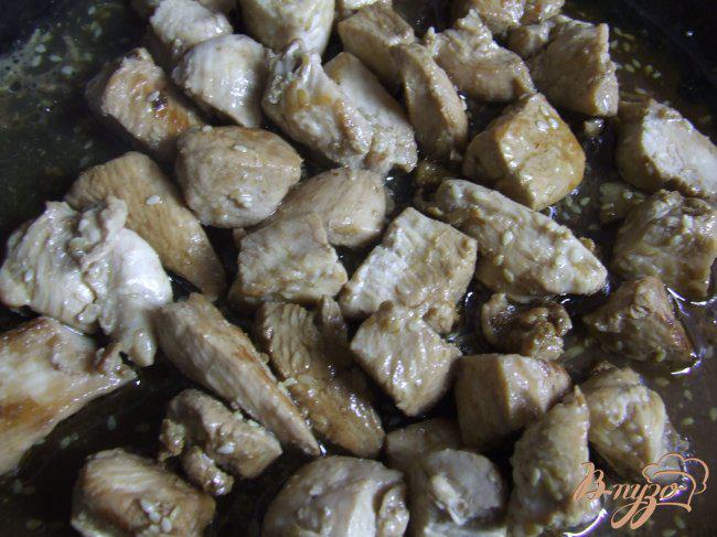 Фото приготовление рецепта: Куриное филе с кунжутом и имбирем шаг №5