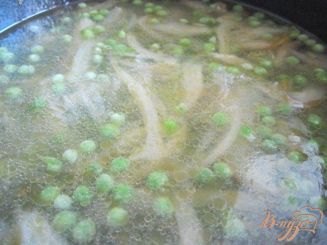 Фото приготовление рецепта: Суп-пюре из зеленого горошка и моцареллы шаг №4