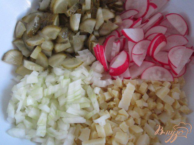 Фото приготовление рецепта: Картофельный салат с редисом и маринованными огурцами шаг №5