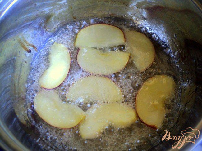 Фото приготовление рецепта: Яблочно-абрикосовое пирожное (постное) шаг №8