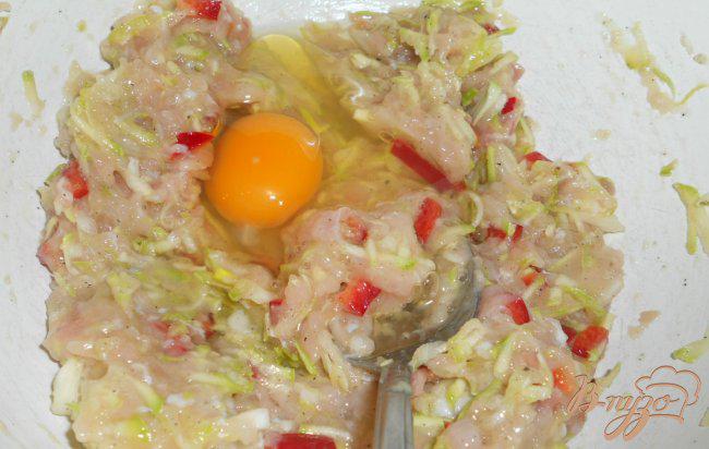 Фото приготовление рецепта: Оладьи куриные с овощами и шампиньонами шаг №3