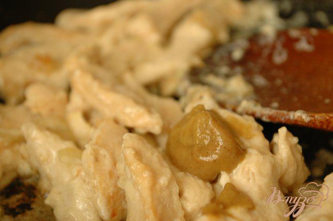Фото приготовление рецепта: Гратен с куриным филе, вермишелью и сыром шаг №2