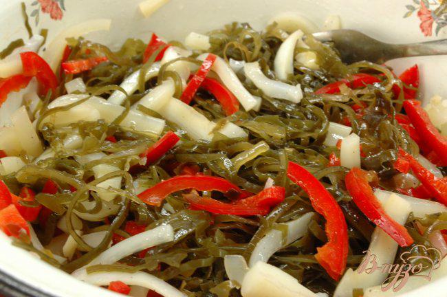 Фото приготовление рецепта: Салат из морской капусты, кальмара  и перца шаг №3