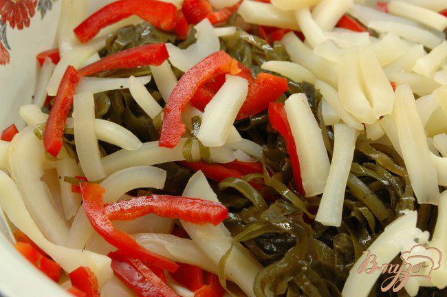 Фото приготовление рецепта: Салат из морской капусты, кальмара  и перца шаг №2