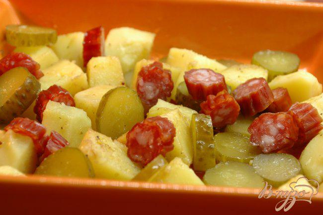 Фото приготовление рецепта: Картофельный салат с селянской колбаской шаг №3