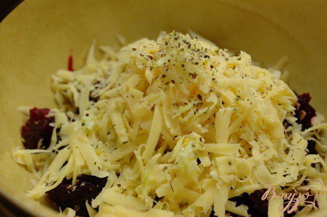 Фото приготовление рецепта: Салат из свеклы с сыром шаг №3