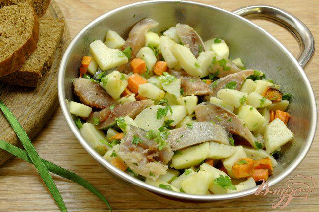 Фото приготовление рецепта: Салат с сельдью и морковью шаг №6