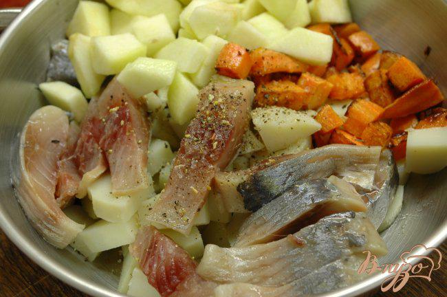 Фото приготовление рецепта: Салат с сельдью и морковью шаг №4