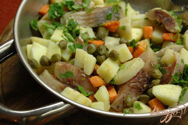 Фото приготовление рецепта: Салат с сельдью и морковью шаг №5