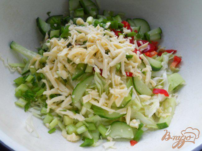 Фото приготовление рецепта: Салат из молодой капусты с сыром и оливками шаг №4