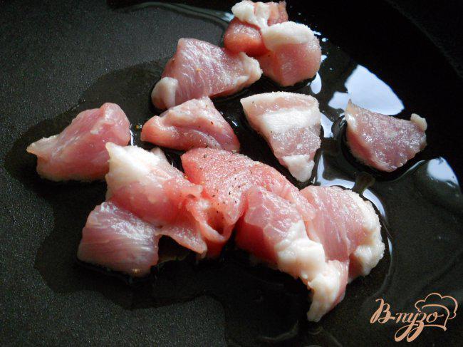 Фото приготовление рецепта: Яичница со свининой и помидорами шаг №1