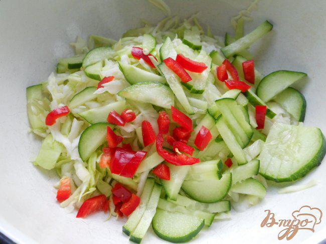 Фото приготовление рецепта: Салат из молодой капусты с сыром и оливками шаг №2