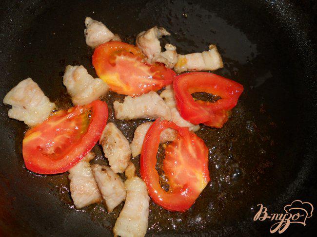 Фото приготовление рецепта: Яичница со свининой и помидорами шаг №3