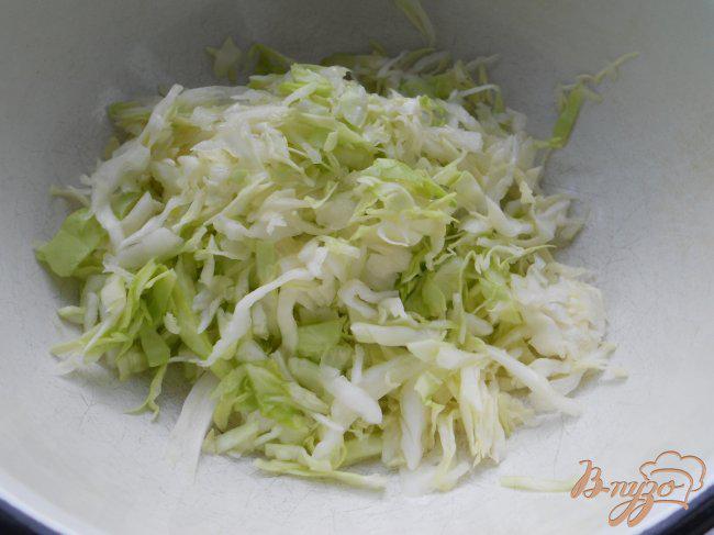 Фото приготовление рецепта: Салат из молодой капусты с сыром и оливками шаг №1