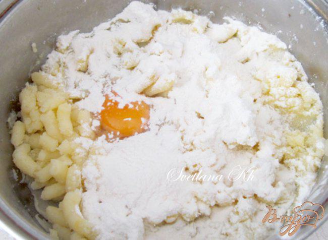 Фото приготовление рецепта: Картофельный пирог с грибами и кабачками шаг №1