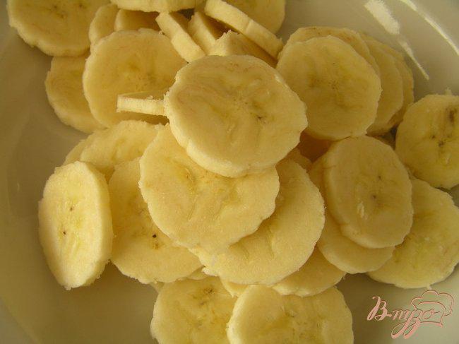 Фото приготовление рецепта: Бананы в сметанном креме шаг №2