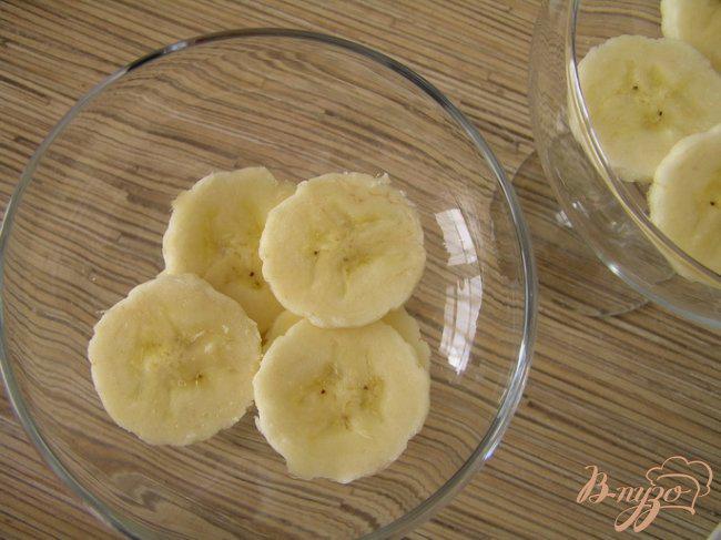 Фото приготовление рецепта: Бананы в сметанном креме шаг №3