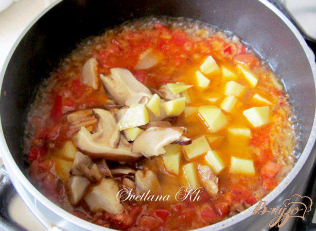 Фото приготовление рецепта: Постный суп - гуляш с грибами по - венгерски шаг №5