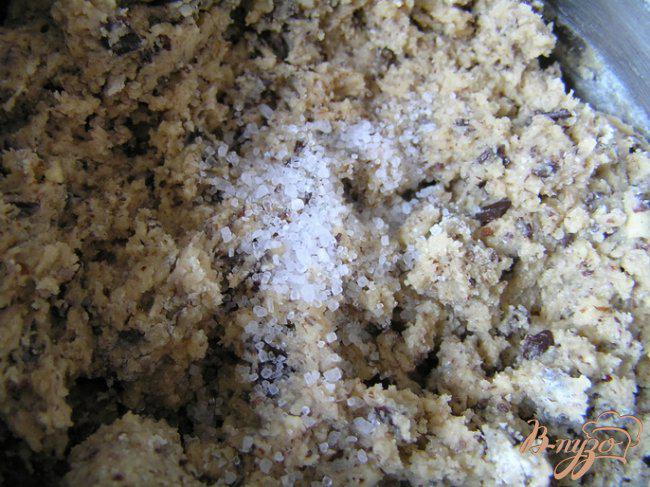 Фото приготовление рецепта: Шоколадное печенье с солью от Армана Арналя шаг №6