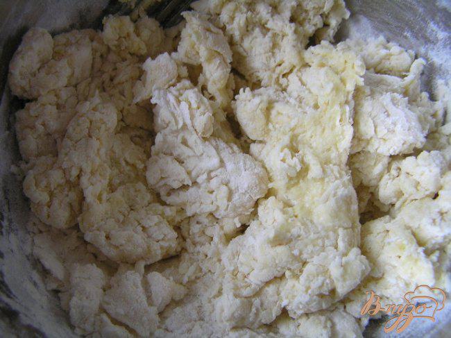 Фото приготовление рецепта: «Карамельки» с творожно-сырной начинкой шаг №2