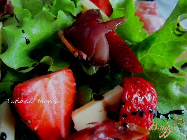Фото приготовление рецепта: Салат с клубникой, сухой ветчиной и сыром шаг №5