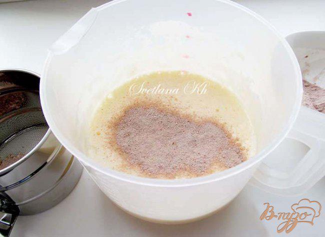 Фото приготовление рецепта: Шоколадный кекс-бисквит с орехами шаг №3