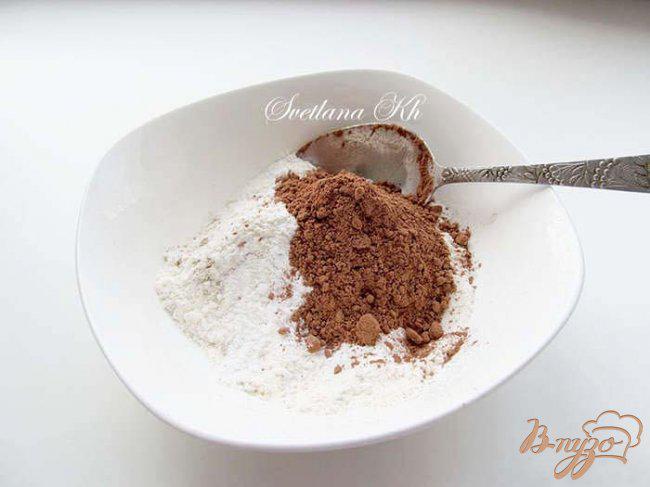 Фото приготовление рецепта: Шоколадный кекс-бисквит с орехами шаг №2