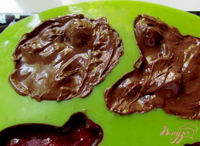Фото приготовление рецепта: Малиновое желе в шоколаде шаг №6