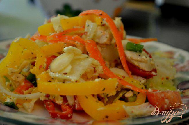 Фото приготовление рецепта: Куриный салат с сыром фета и овощами шаг №4