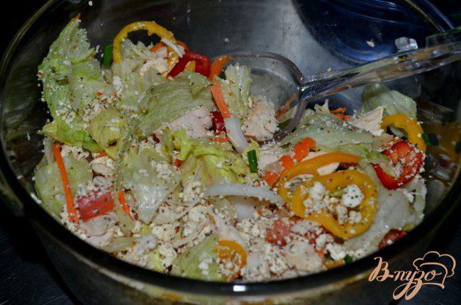 Фото приготовление рецепта: Куриный салат с сыром фета и овощами шаг №2