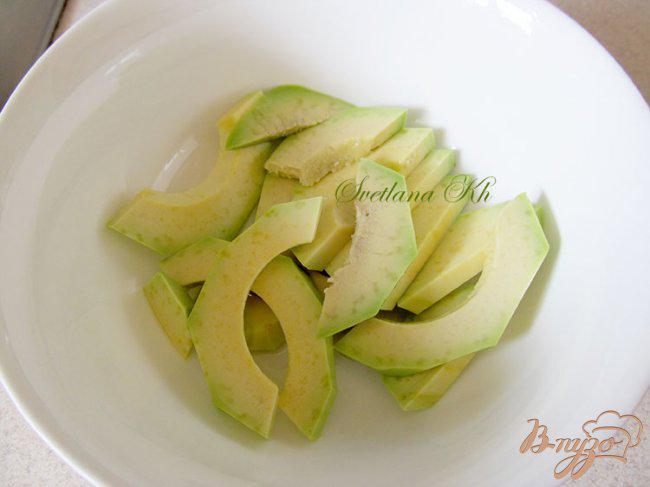 Фото приготовление рецепта: Салат из семги и авокадо шаг №2