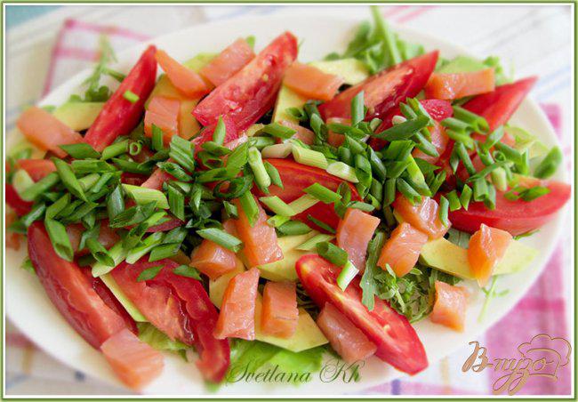 Фото приготовление рецепта: Салат из семги и авокадо шаг №6
