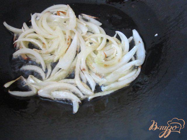 Фото приготовление рецепта: Чечевичный суп с сухариками и копчеными колбасками шаг №2