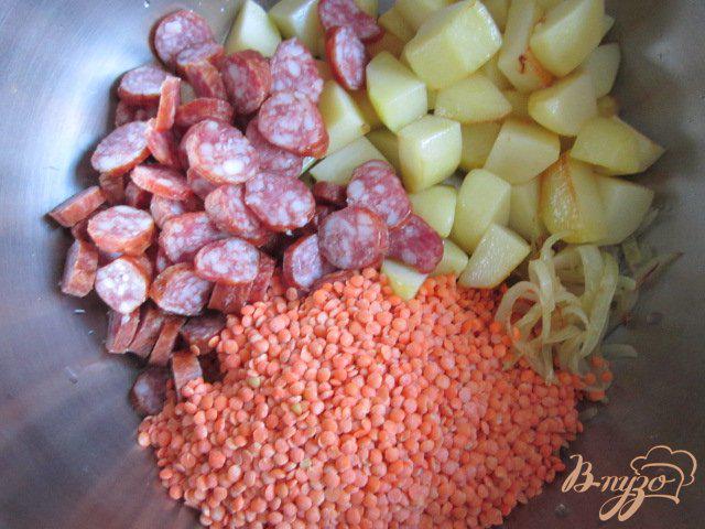Фото приготовление рецепта: Чечевичный суп с сухариками и копчеными колбасками шаг №4