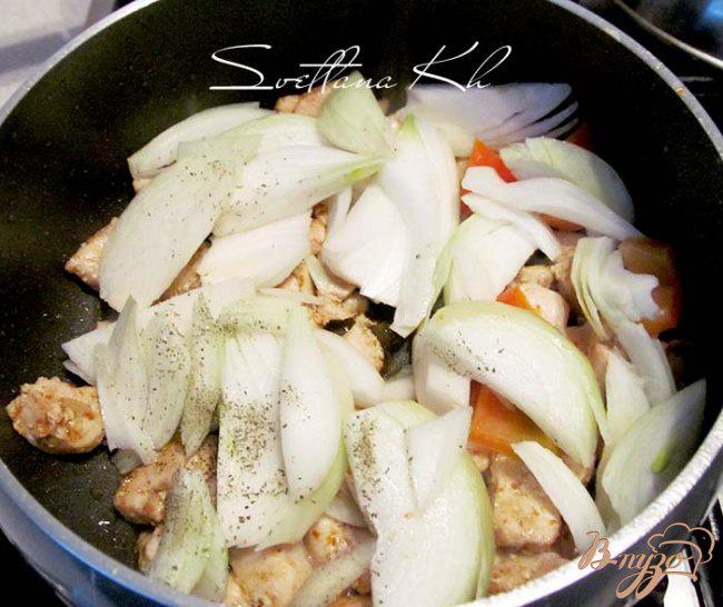 Фото приготовление рецепта: Острое куриное филе в пикантном соусе шаг №3