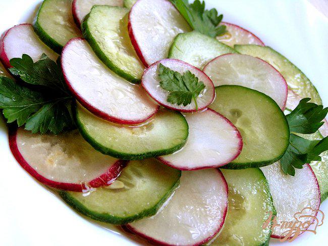 Фото приготовление рецепта: Салат из редиса и огурцов под пикантной заправкой шаг №5