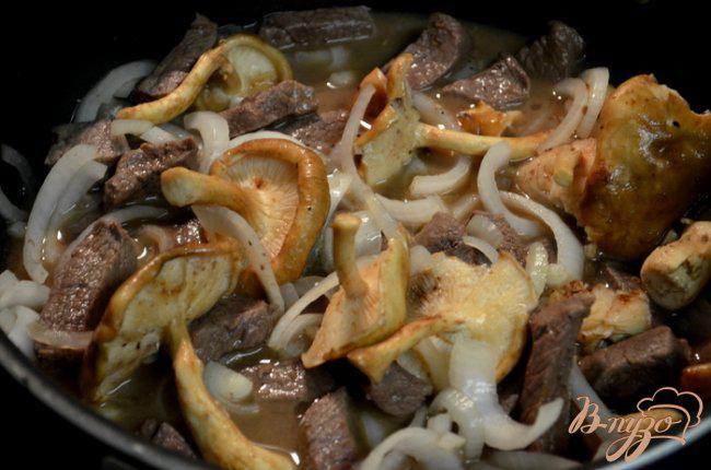 Фото приготовление рецепта: Говядина со свежими грибами шиитаке шаг №2