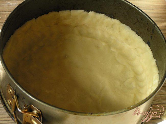 Фото приготовление рецепта: Мясной пирог с рисом, карамелизированным луком и яблоками шаг №9