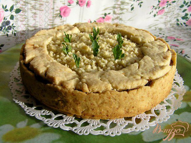 Фото приготовление рецепта: Мясной пирог с рисом, карамелизированным луком и яблоками шаг №13