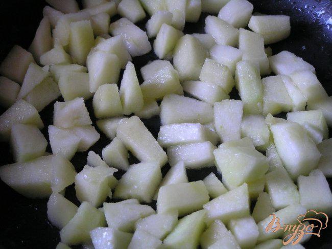 Фото приготовление рецепта: Мясной пирог с рисом, карамелизированным луком и яблоками шаг №4