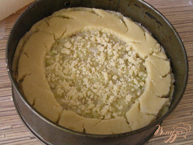 Фото приготовление рецепта: Мясной пирог с рисом, карамелизированным луком и яблоками шаг №12