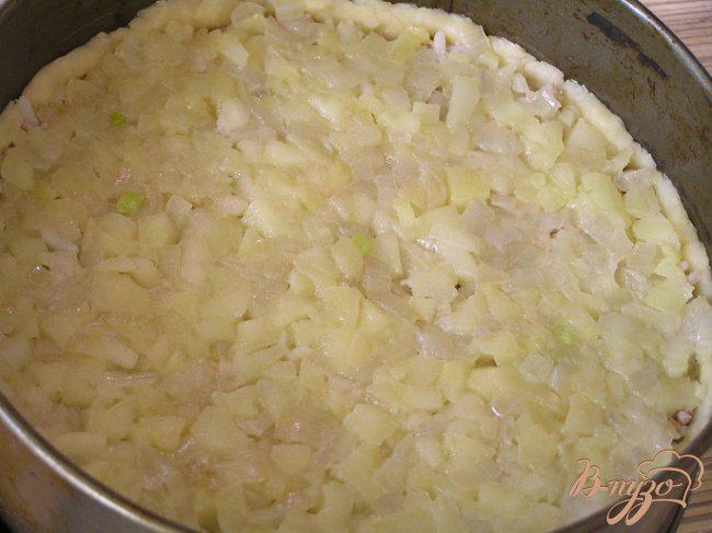 Фото приготовление рецепта: Мясной пирог с рисом, карамелизированным луком и яблоками шаг №11