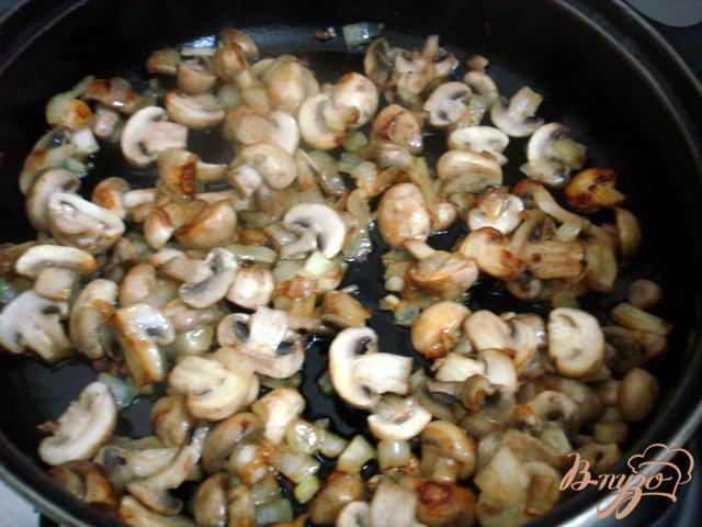Фото приготовление рецепта: Заливной пирог с грибами шаг №3