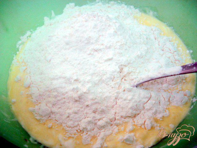 Фото приготовление рецепта: Заливной пирог с грибами шаг №5