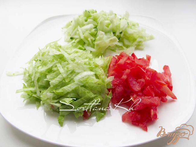 Фото приготовление рецепта: Салат с копченым лососем шаг №2