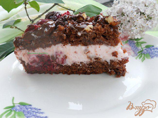 Фото приготовление рецепта: Шоколадный кухэ с вишневым кремом шаг №10