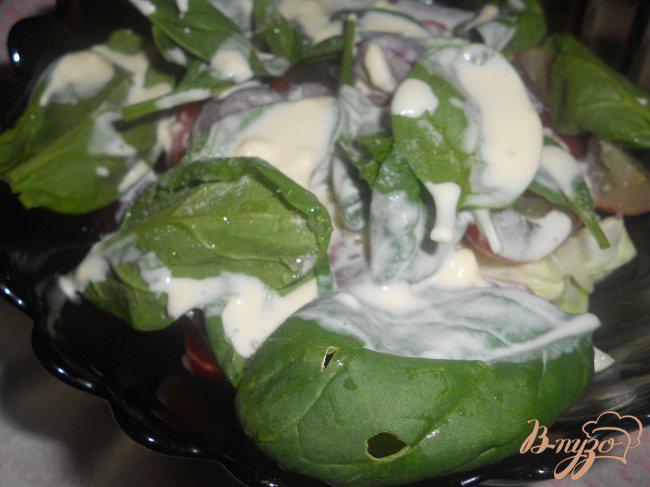 Фото приготовление рецепта: Салат с виноградом и йогуртом шаг №4