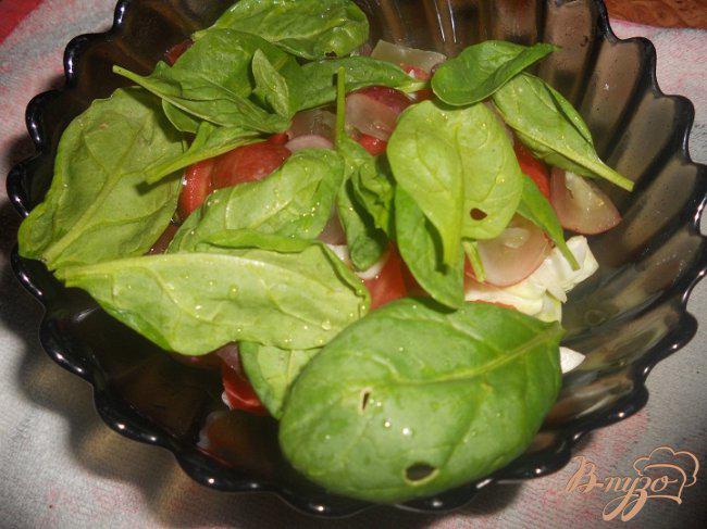 Фото приготовление рецепта: Салат с виноградом и йогуртом шаг №3