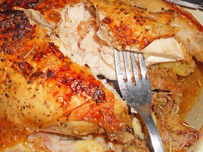 Фото приготовление рецепта: Сочная курица с розмарином и картофелем шаг №5