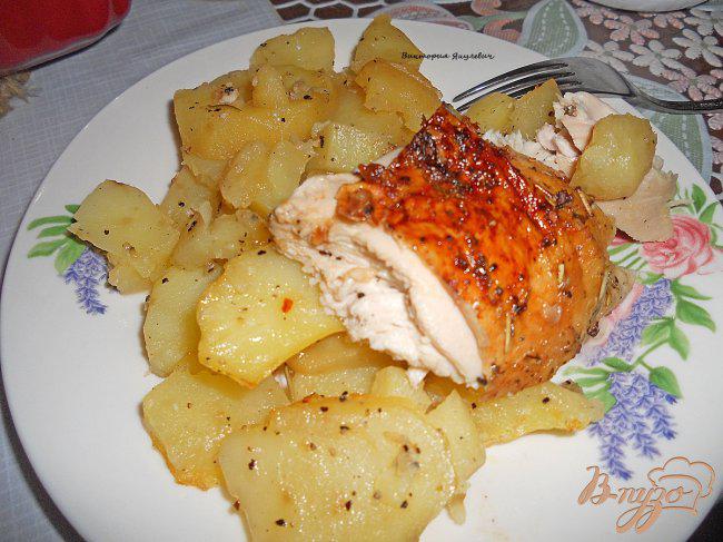 Фото приготовление рецепта: Сочная курица с розмарином и картофелем шаг №6